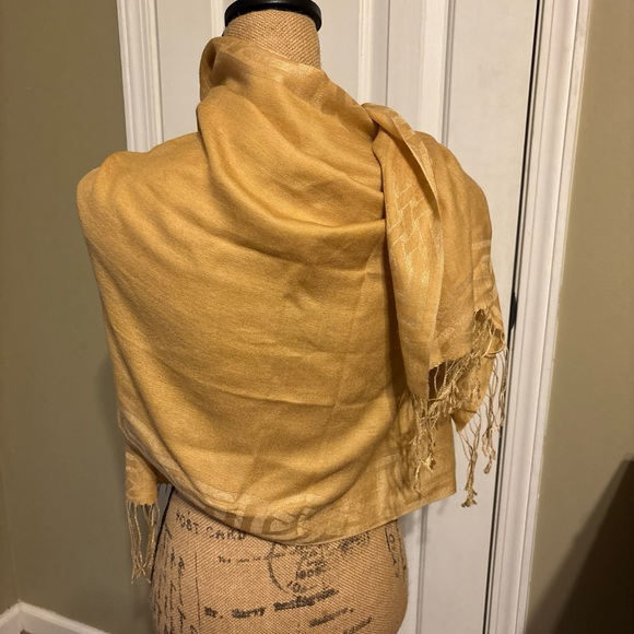 Patrick Frances Elegant yellow wool/silk blend Scarf with Fringe 24”x69” - Picture 2 of 5
